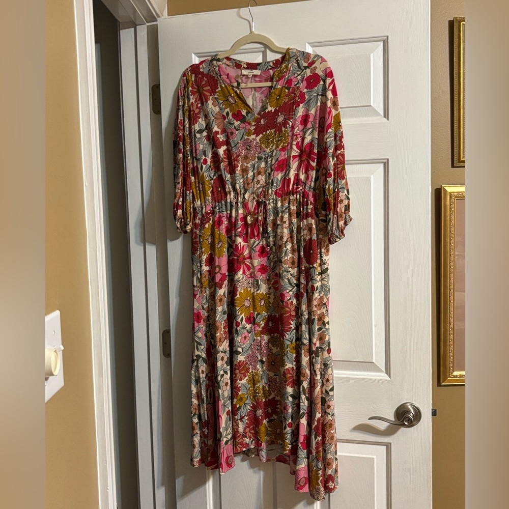 Boutique item: three-quarter sleeve dress.